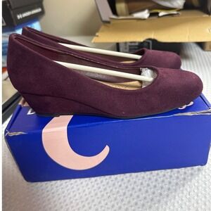 Trary Wedge Pumps Womens 7 Round Toe Burgundy Faux Suede Dress Shoes NIB